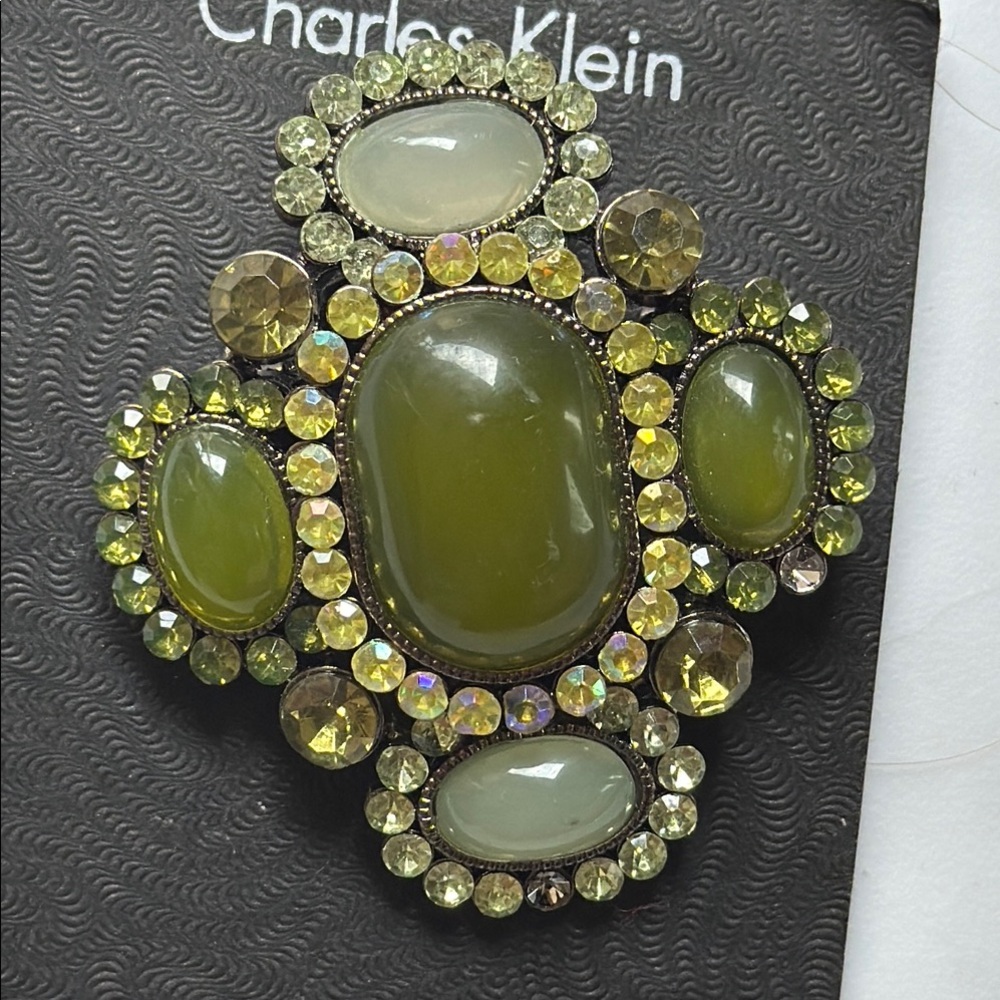 Vintage Green and Gold Brooch with Intricate Metalwork